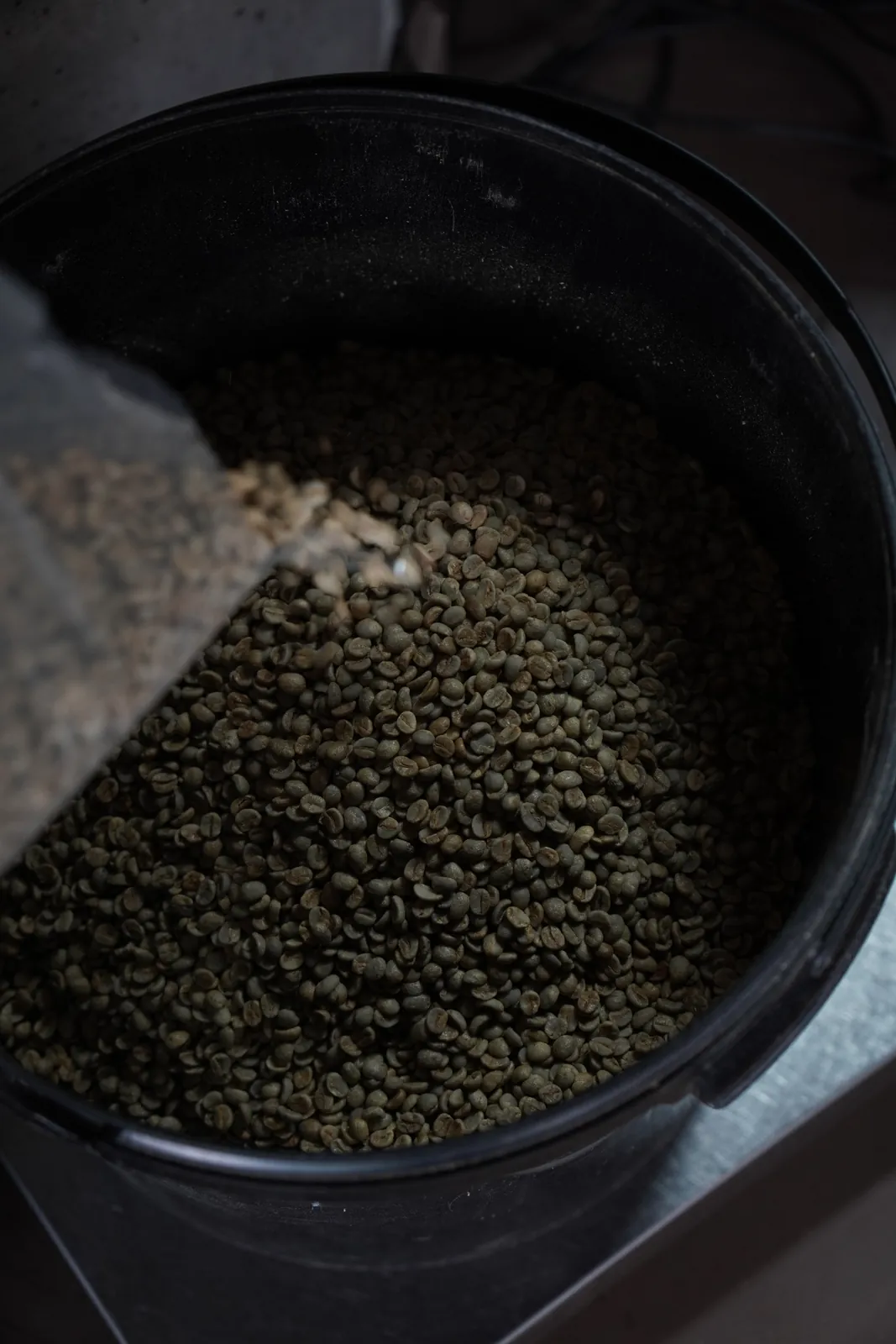 Rohkaffee läuft in die Rösttrommel