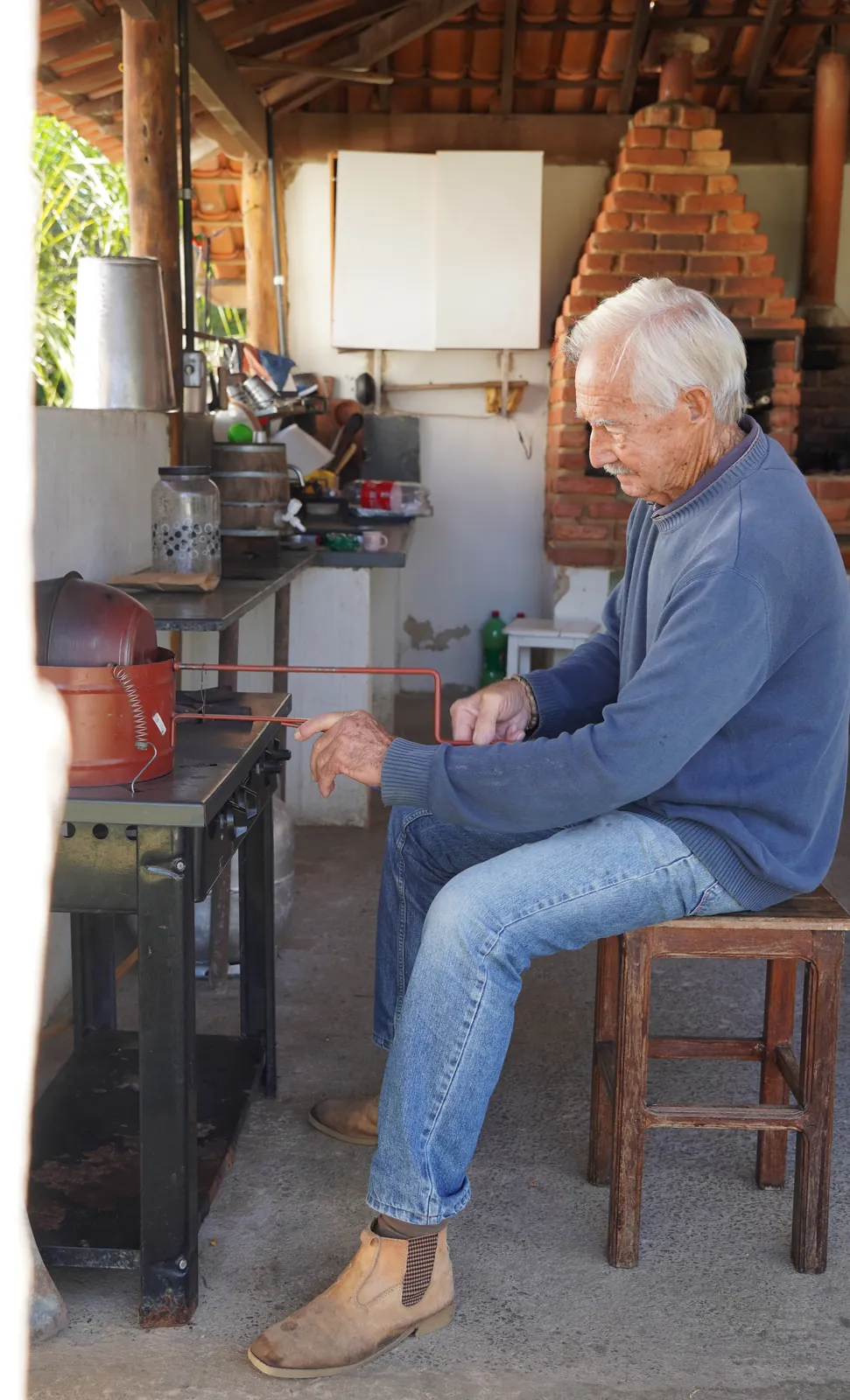 Paulo röstet mit über 85 Jahren seinen Kaffee selbst auf einer kleinen Trommel
