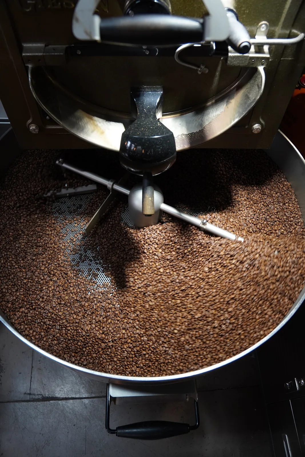 Frisch gerösteter Kaffee im Kühlsieb