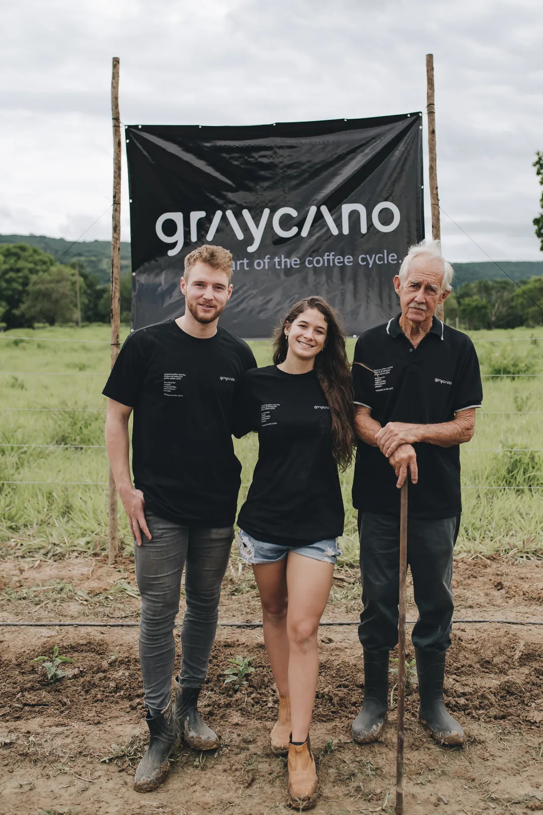 Drei Generationen auf der Fazenda Jacarezal vor dem graycano Banner